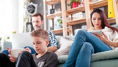 Yeni araştırmalara göre teknoferans gerçek Ekranda geçirilen süre çocukebeveyn iletişimini kesintiye uğratıyor